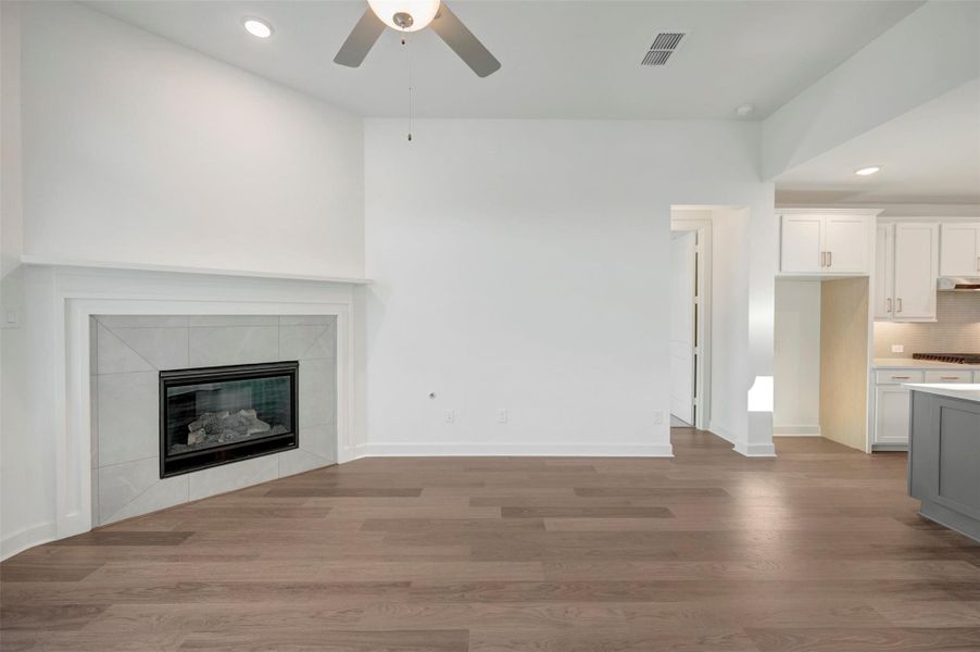 Spacious, unfurnished interior of a new home in Riceland - Enclave Collection, Mont Belvieu (Image 23).