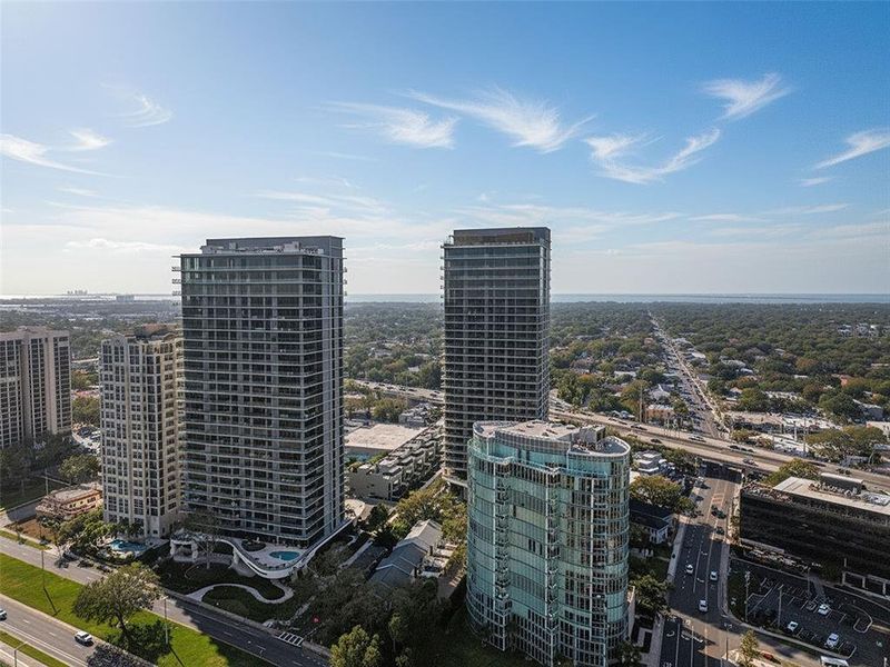 Condo located in Tampa, FL showcasing its design and architecture (Image 38).