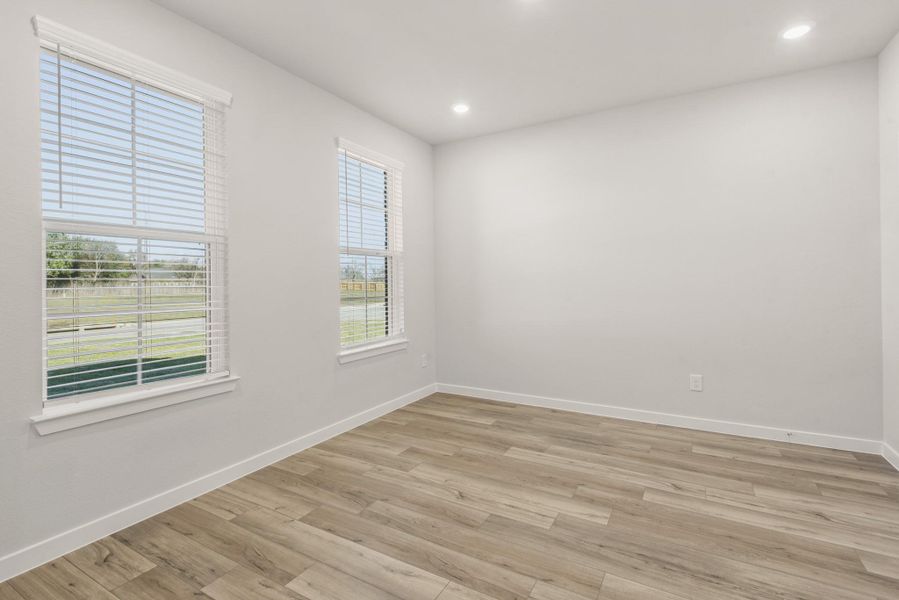 Spacious, unfurnished interior of a new home in Country Creek, Mont Belvieu (Image 12).