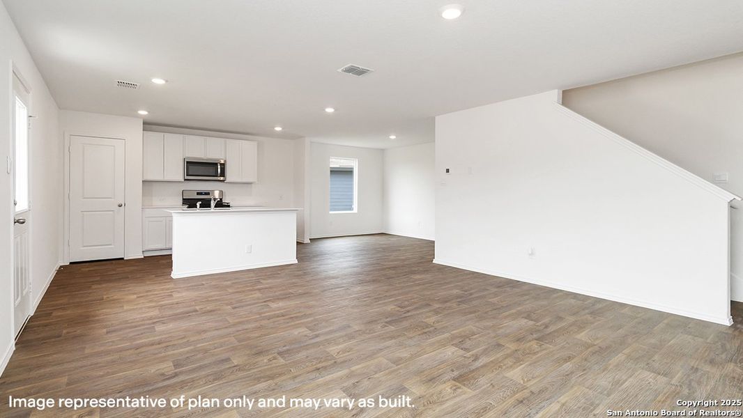 Spacious, unfurnished interior of a new home in Lucero, San Antonio (Image 20).