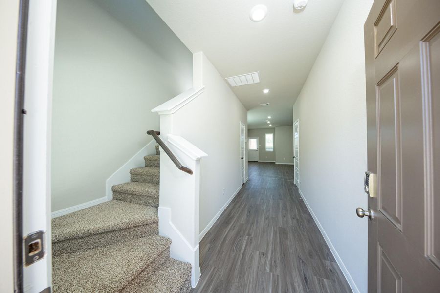 Spacious, unfurnished interior of a new home in Mackenzie Creek, Conroe (Image 11).