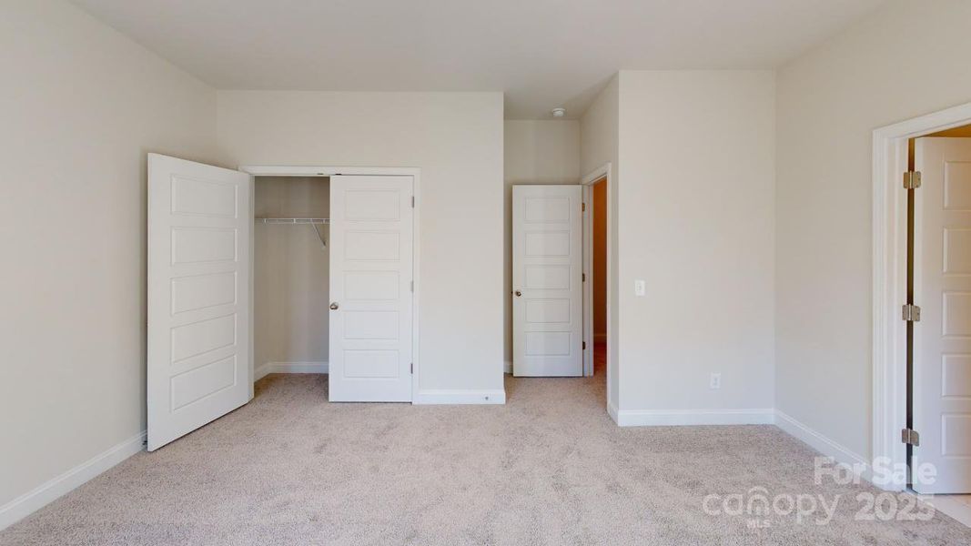 Spacious, unfurnished interior of a new home in Edgewood Preserve, Huntersville (Image 14).