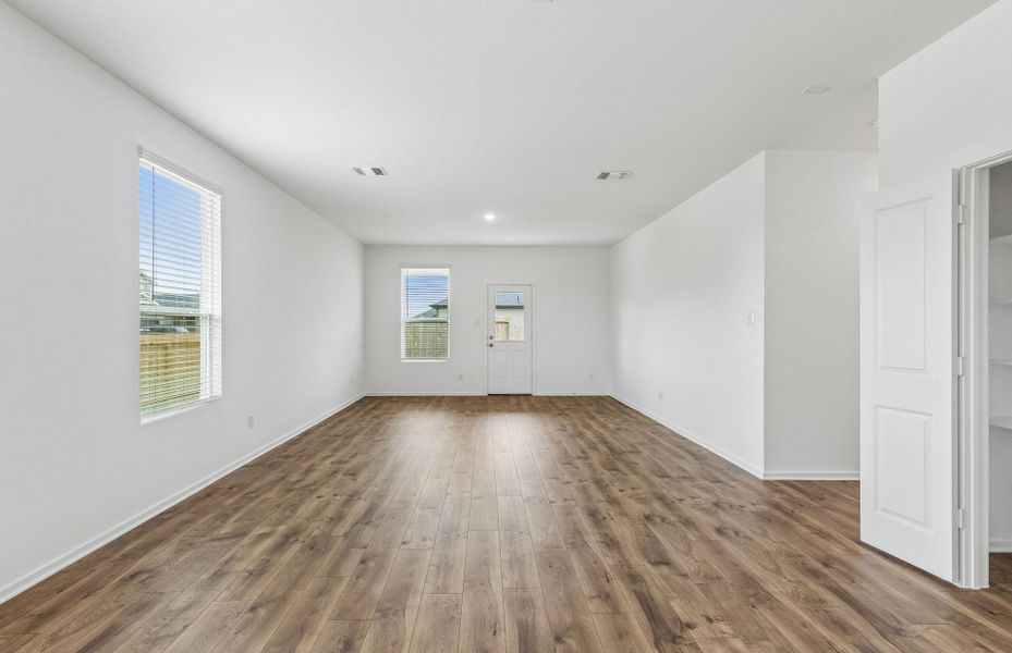 Spacious, unfurnished interior of a new home in Stokesbury, Waller (Image 11).