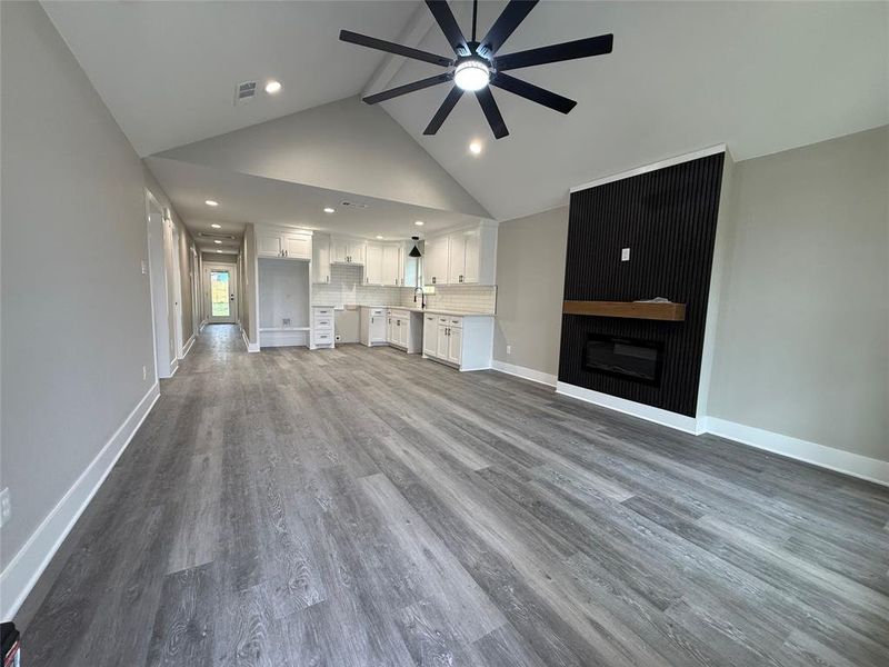 Spacious, unfurnished interior of a new home in , Corsicana (Image 10).