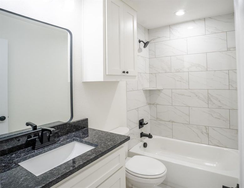 Furnished interior view inside a new home in , Mexia (Image 8).