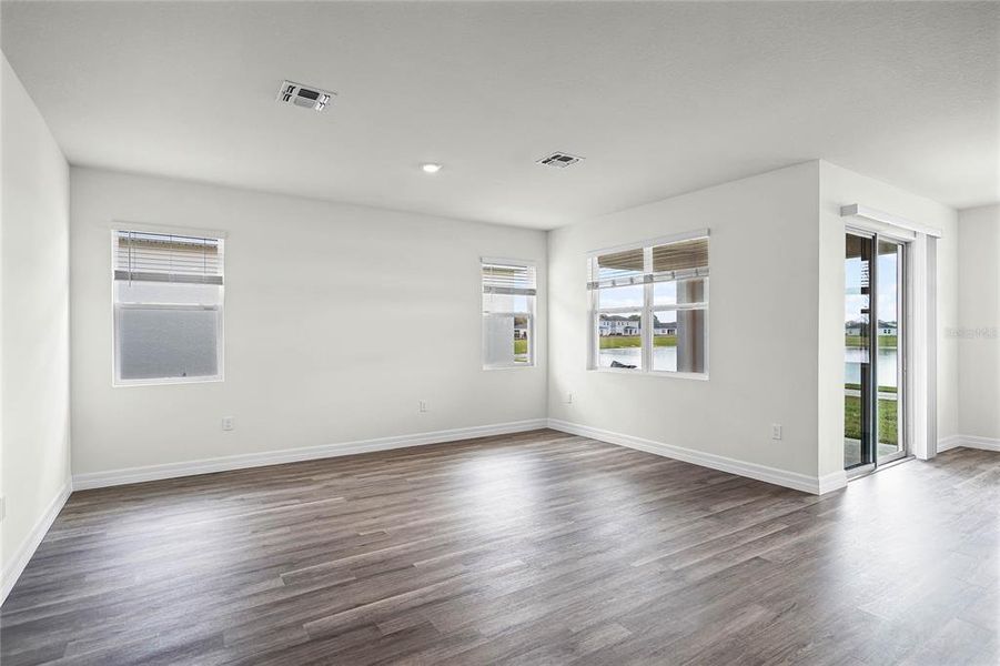 Spacious, unfurnished interior of a new home in Lakes of Mount Dora, Mount Dora (Image 9).