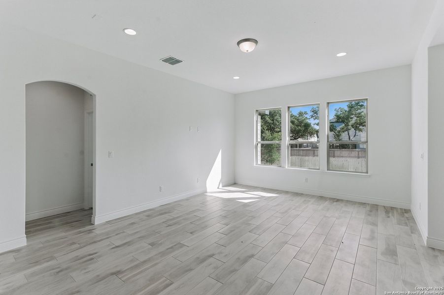 Spacious, unfurnished interior of a new home in Bison Ridge, San Antonio (Image 11). Spacious, unfurnished interior of a new home in Bison Ridge, San Antonio (Image 11).
