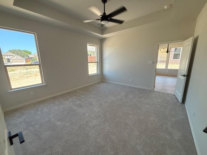 Spacious, unfurnished interior of a new home in Waterford Park, Weatherford (Image 7).