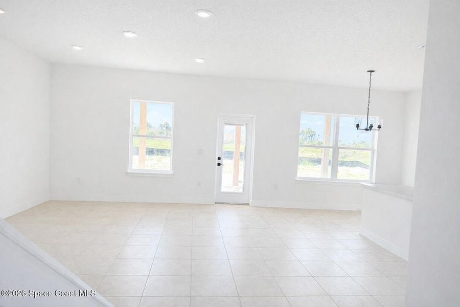 Spacious, unfurnished interior of a new home in St. John's Preserve, Palm Bay (Image 14).
