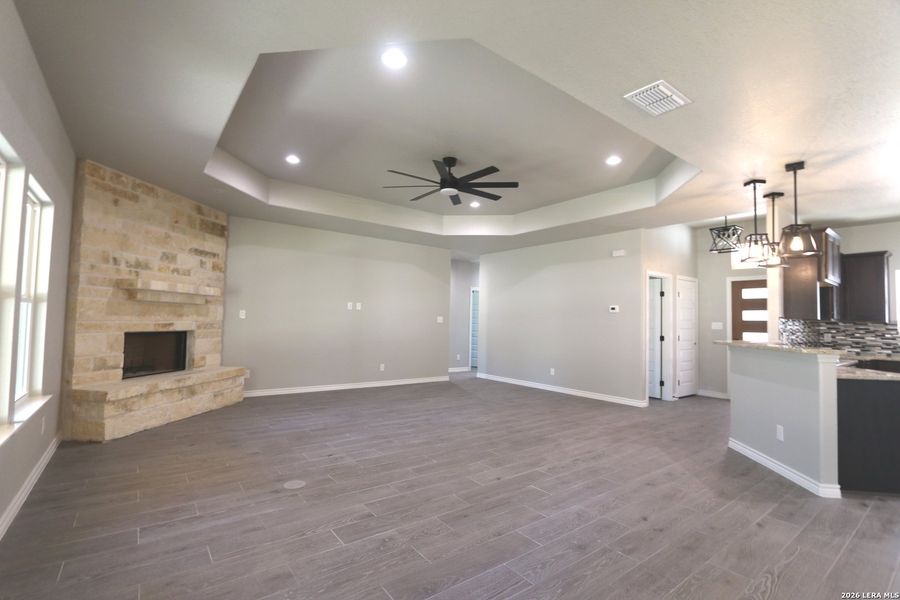 Spacious, unfurnished interior of a new home in , La Vernia (Image 23).