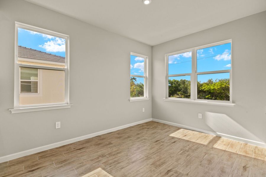Spacious, unfurnished interior of a new home in Arboretum, Naples (Image 9).