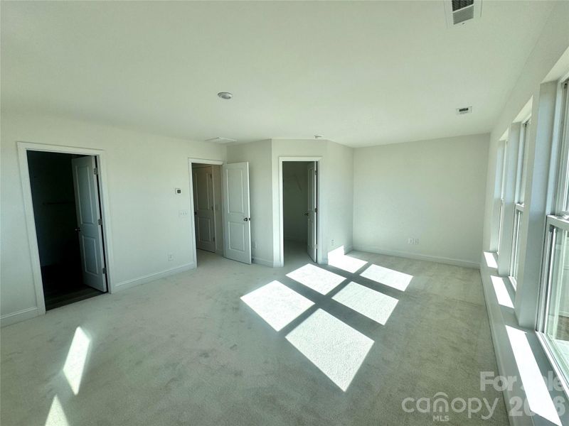 Owner's suite w/ walk-in closet + en suite bathroom