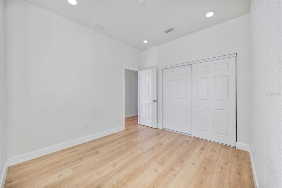 Spacious, unfurnished interior of a new home in , Tampa (Image 25).