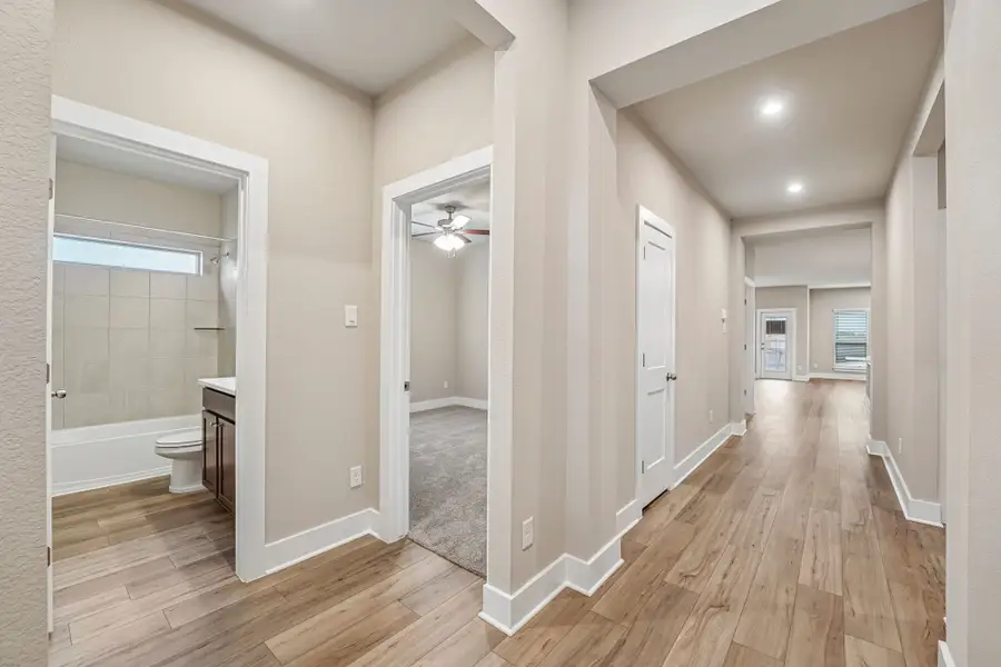 Spacious, unfurnished interior of a new home in Three Creeks, Belton (Image 9).