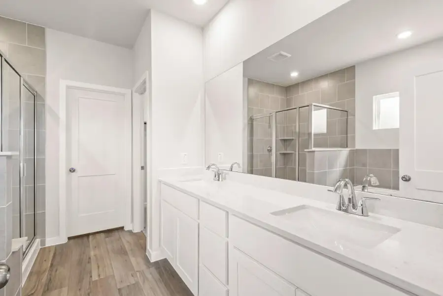 Furnished interior view inside a new home in Country Creek, Mont Belvieu (Image 5).