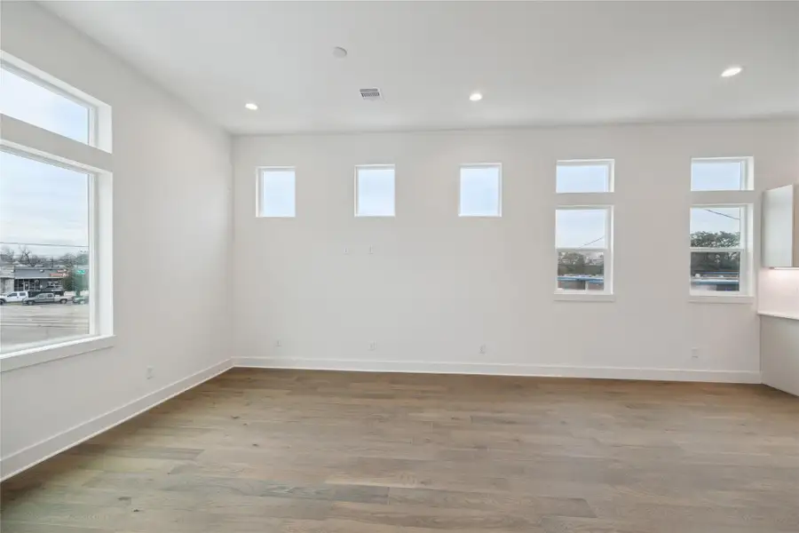 Spacious, unfurnished interior of a new home in Yale Terrace, Houston (Image 6).