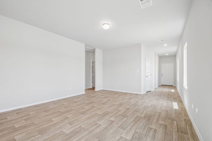 Spacious, unfurnished interior of a new home in Edgebrooke, Pflugerville (Image 15).