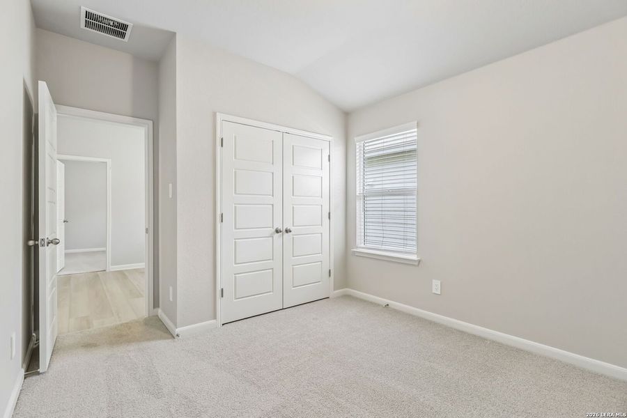 Spacious, unfurnished interior of a new home in Thomas Pond, San Antonio (Image 37).