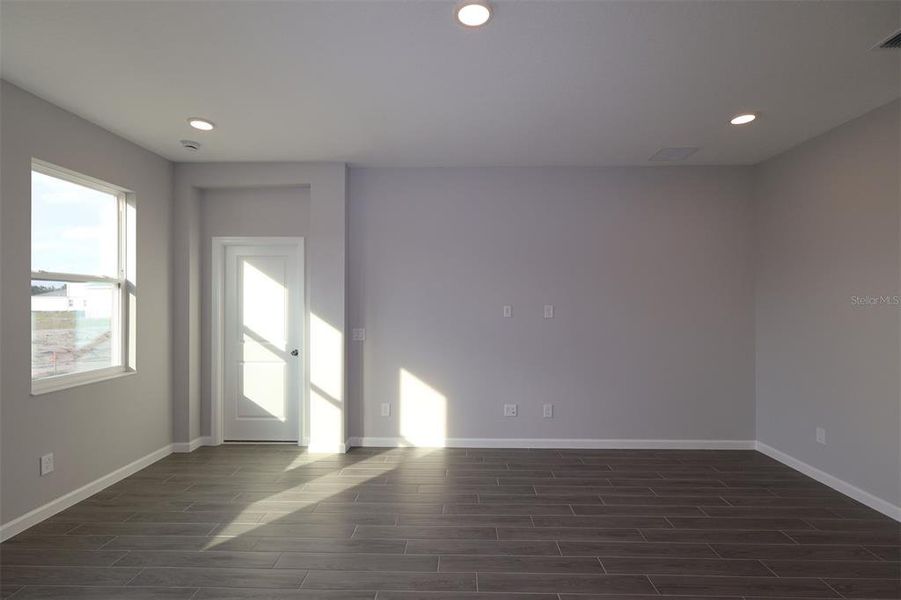 Spacious, unfurnished interior of a new home in Bay Lake Farms, St. Cloud (Image 33).