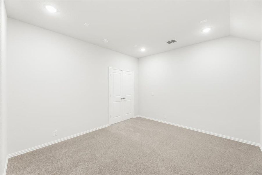Spacious, unfurnished interior of a new home in Ridge Ranch, Mesquite (Image 16).