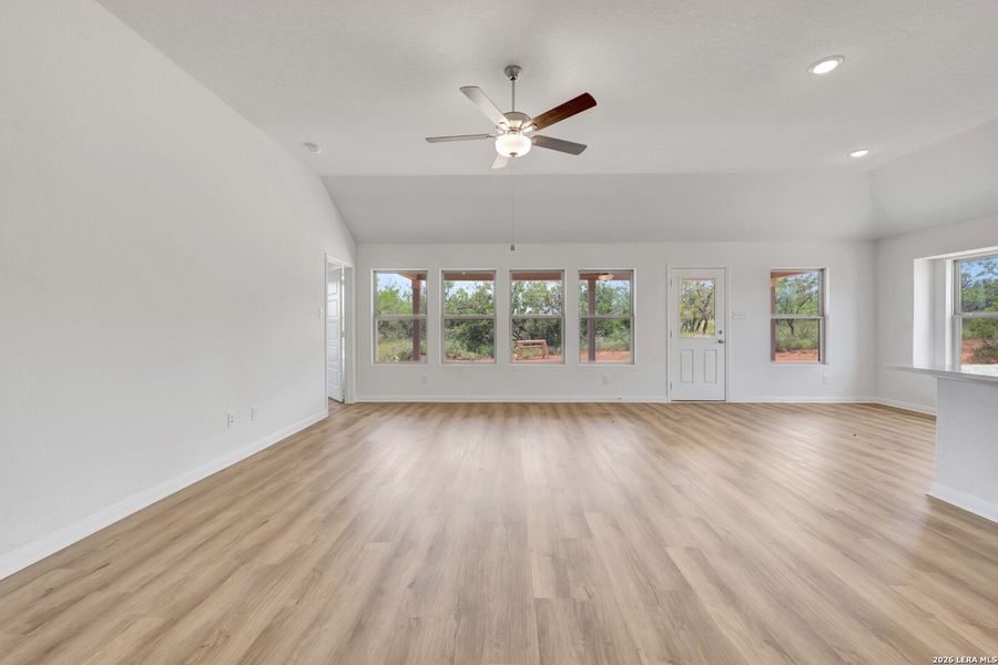 Spacious, unfurnished interior of a new home in Chaparral Ranch, Floresville (Image 25).