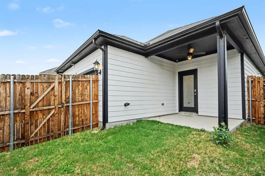 Exterior details and patio area of a home in Palmilla Springs - Classic Series, Fort Worth (Image 3).