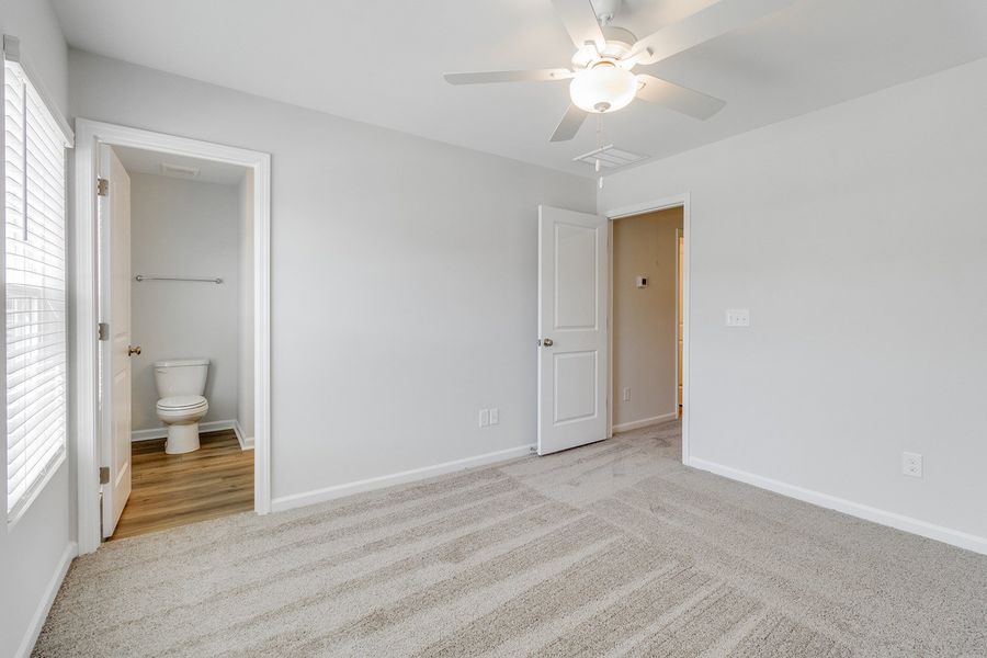 Spacious, unfurnished interior of a new home in Astoria, Columbia (Image 24).