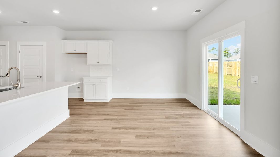 Spacious, unfurnished interior of a new home in Bella Point, Bolivia (Image 19). Spacious, unfurnished interior of a new home in Bella Point, Bolivia (Image 19).