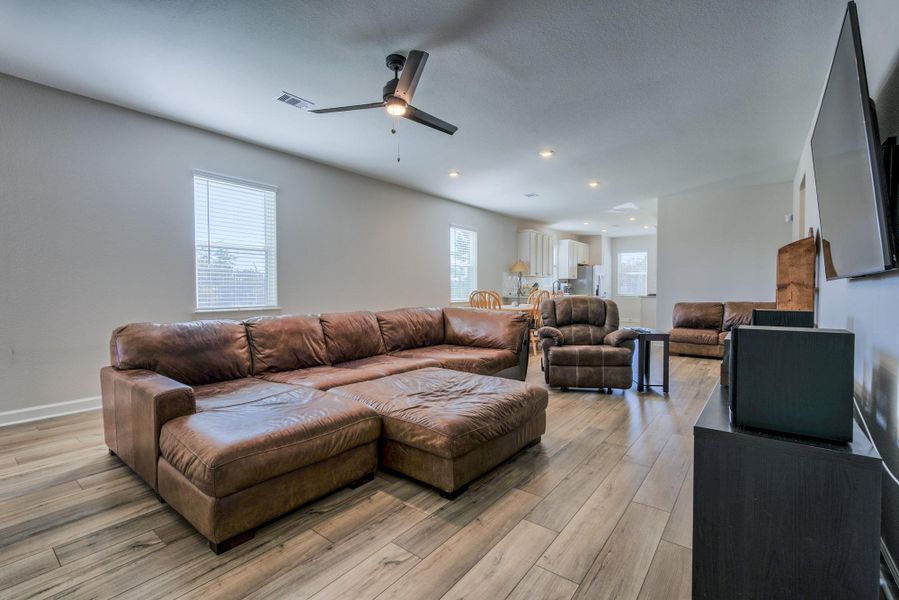Furnished interior view inside a new home in Wedgewood Forest, Conroe (Image 5). Furnished interior view inside a new home in Wedgewood Forest, Conroe (Image 5).