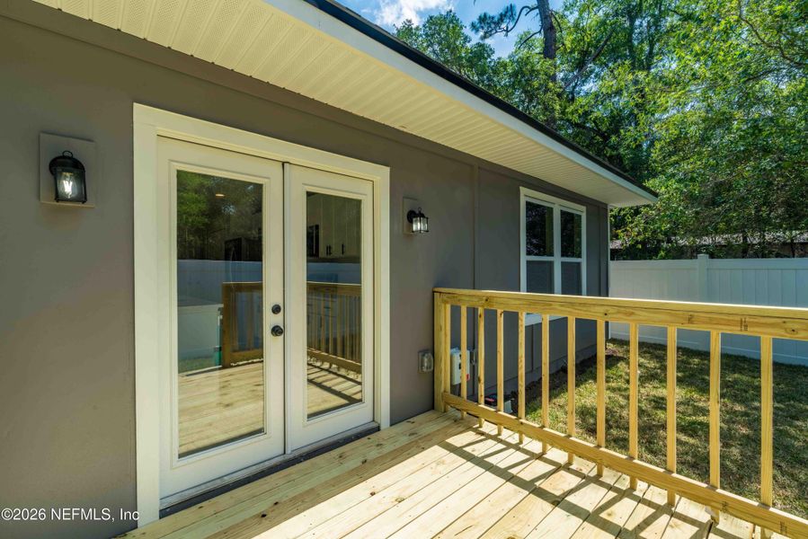 Exterior details and patio area of a home in , Jacksonville (Image 4).