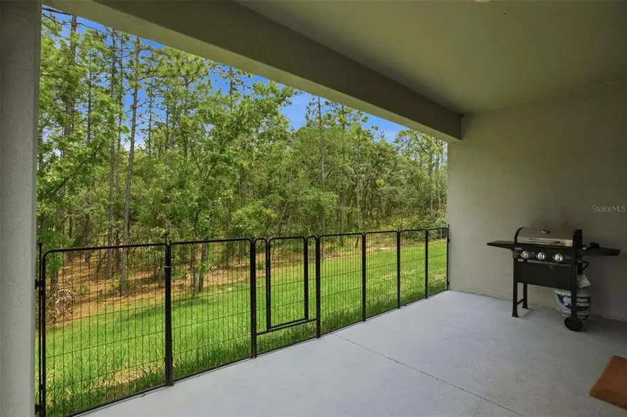 Exterior details and patio area of a home in , Homosassa (Image 3).