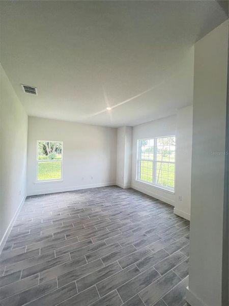 Spacious, unfurnished interior of a new home in Hill Country Estates, Dade City (Image 30).