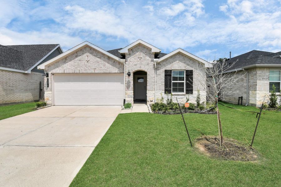 Exterior details and patio area of a home in Post Oak Pointe, Fresno (Image 20).