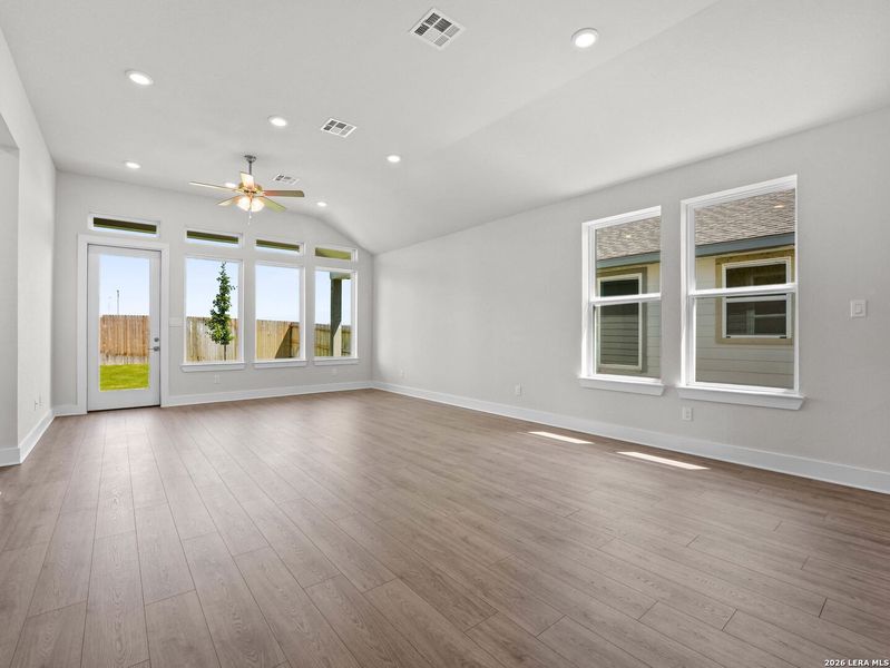 Spacious, unfurnished interior of a new home in Westridge, San Antonio (Image 17).