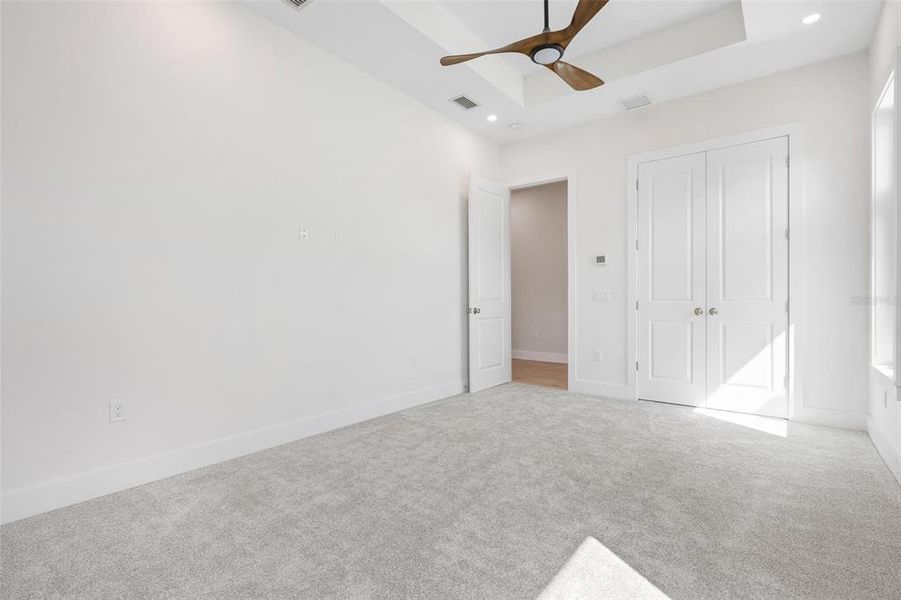 Spacious, unfurnished interior of a new home in , Sarasota (Image 25).