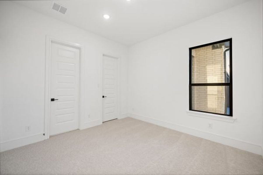 Spacious, unfurnished interior of a new home in Heath Golf and Yacht Club, Heath (Image 44).
