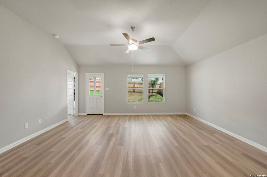 Spacious, unfurnished interior of a new home in Mesquite Ridge, San Antonio (Image 38).