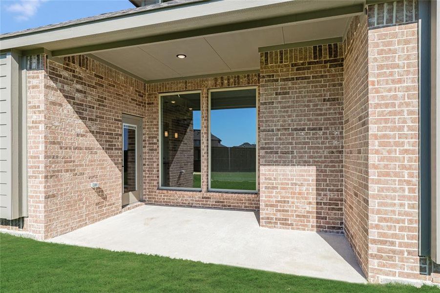 Exterior details and patio area of a home in The Oaks, Red Oak (Image 4).