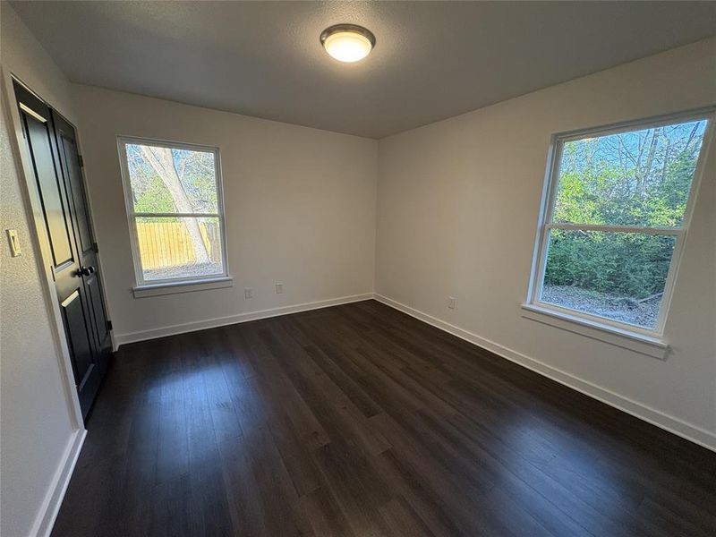 Spacious, unfurnished interior of a new home in , Mineola (Image 11).