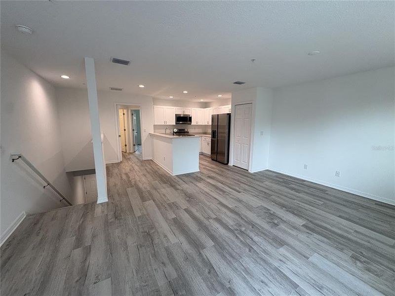 Spacious, unfurnished interior of a new home in , Bradenton (Image 9).
