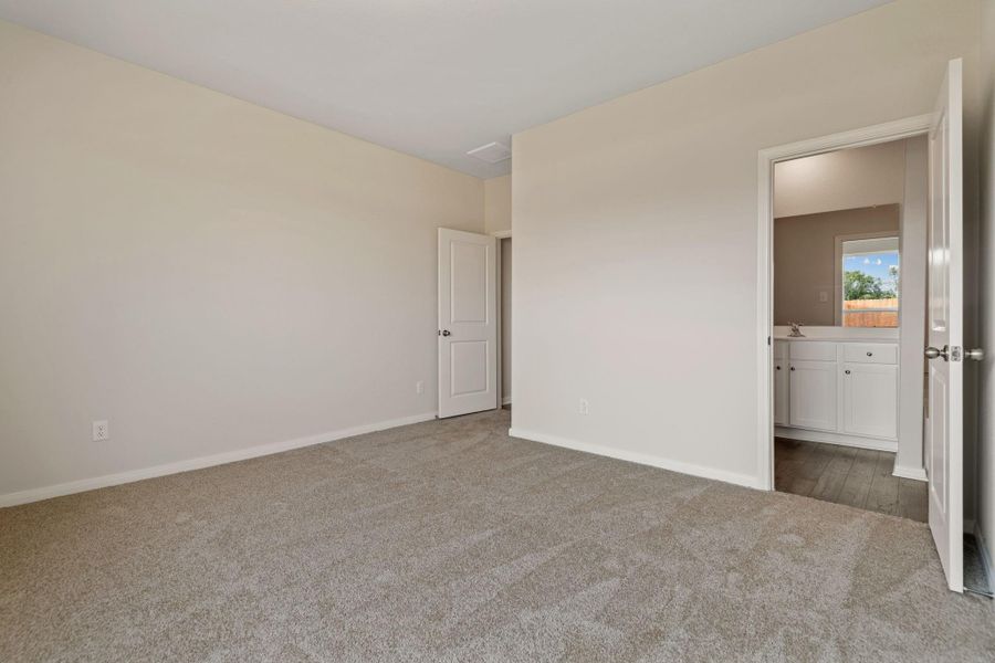 Spacious, unfurnished interior of a new home in Sweetwater Ridge, Conroe (Image 18).
