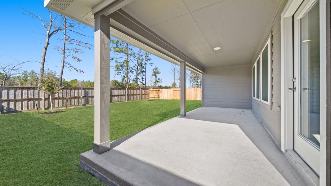 Exterior details and patio area of a home in Silverthorne, Conroe (Image 14).