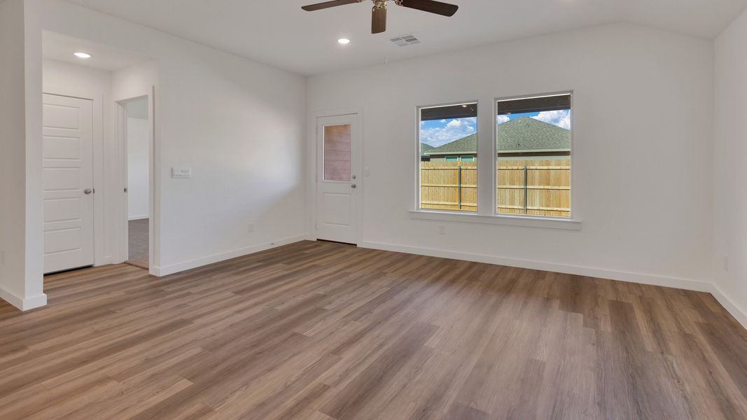 Spacious, unfurnished interior of a new home in Terra Vista, Lubbock (Image 17).