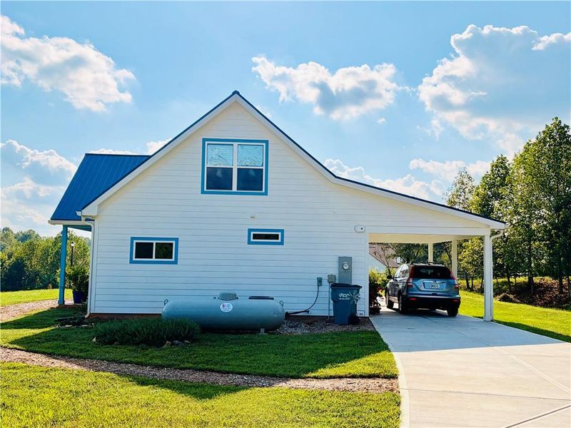 Exterior details and patio area of a home in , Demorest (Image 3).