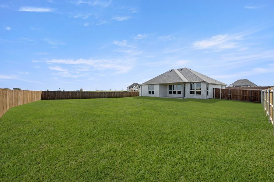 Exterior details and patio area of a home in Myrtle Creek, Waxahachie (Image 24).