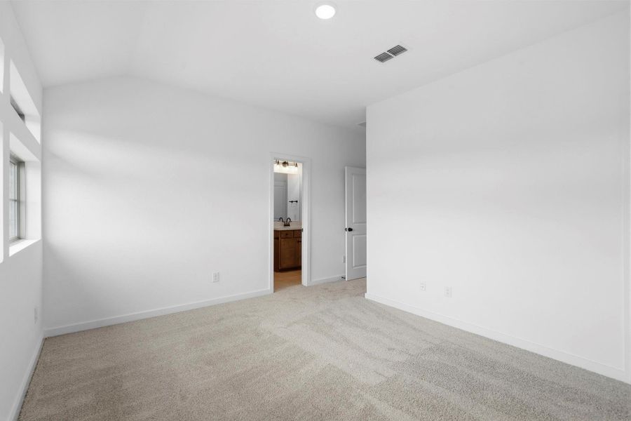 Spacious, unfurnished interior of a new home in Sienna 45', 50', Missouri City (Image 17).