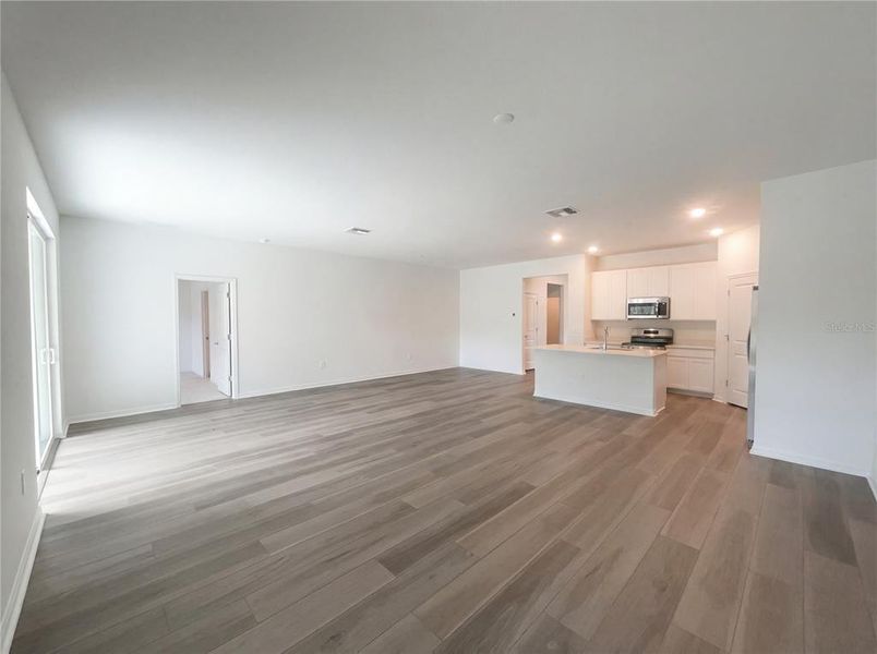 Spacious, unfurnished interior of a new home in Grand Park, Dunnellon (Image 11).