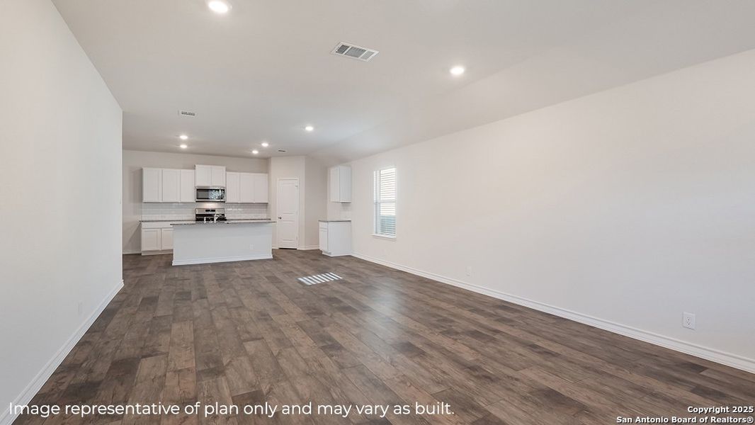 Spacious, unfurnished interior of a new home in The Birch at Spencer Ranch, Boerne (Image 9).
