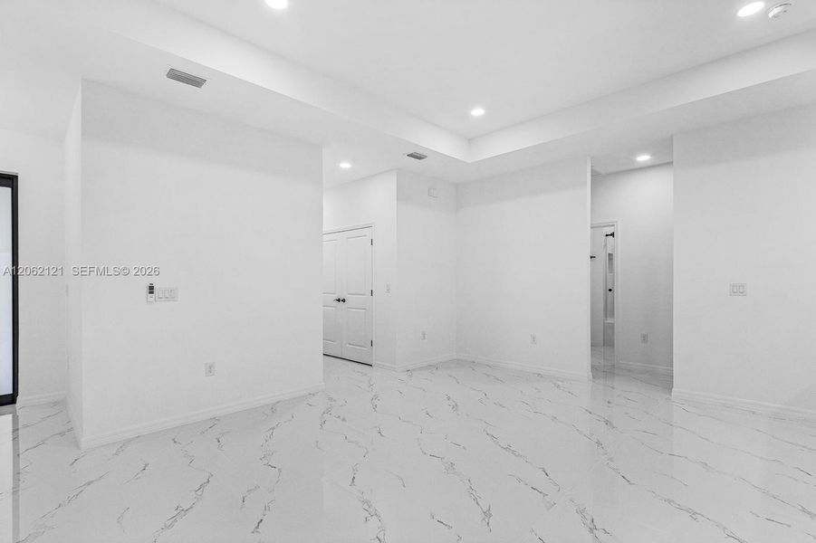 Spacious, unfurnished interior of a new home in , Cape Coral (Image 14).