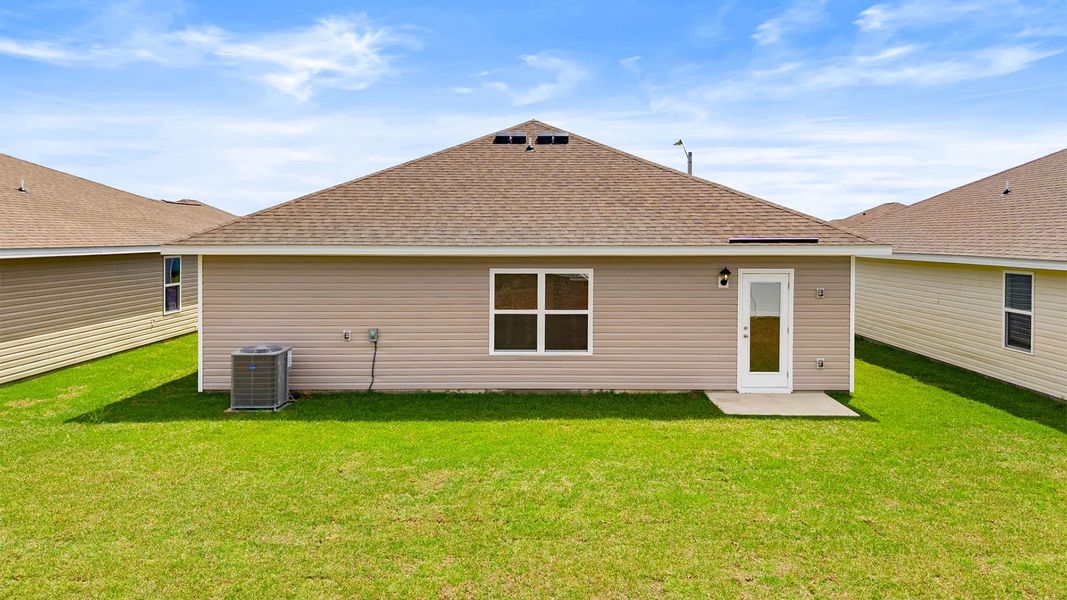 Exterior details and patio area of a home in Liberty, Panama City (Image 4).